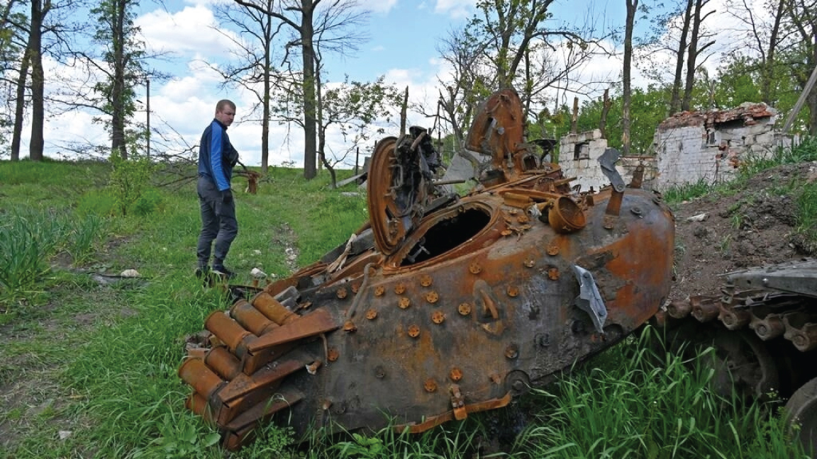 دبابة مدمرة في بلدة مالا روغان قرب خاركيف في أوكرانيا في 18 مايو 2022
