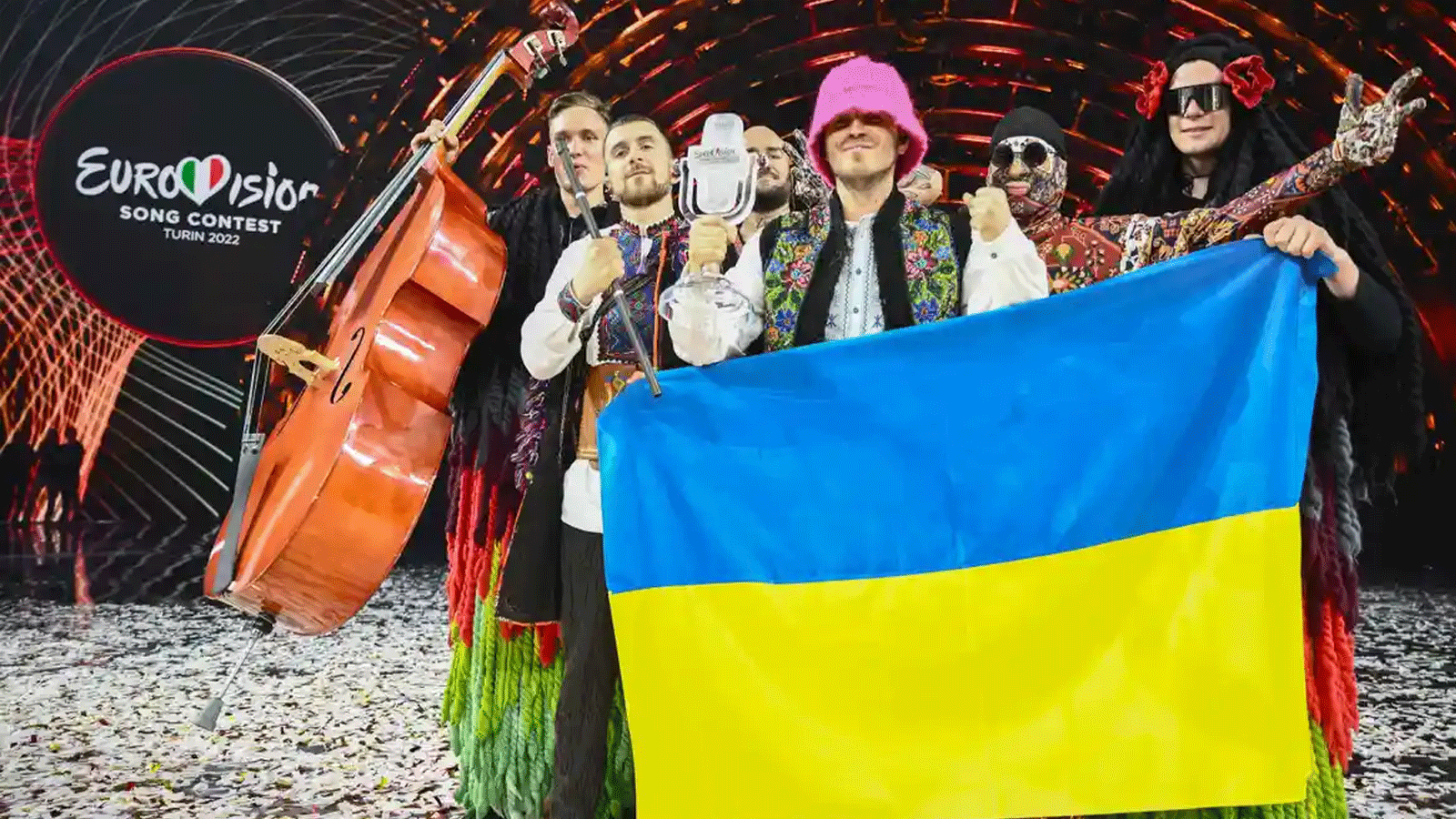 أوركسترا كالوش تحمل العلم الأوكراني بعد فوزها في مسابقة الأغنية الأوروبية لعام 2022.