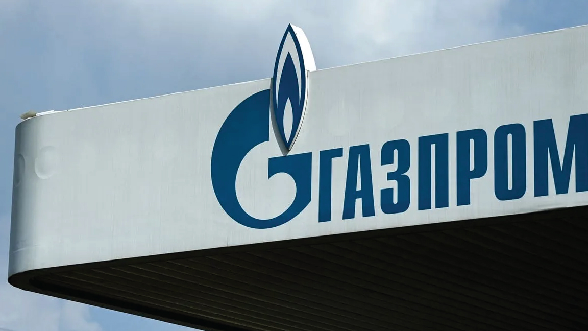 شعار شركة الطاقة الروسية العملاقة غازبروم في موسكو في 16 أبريل 2021