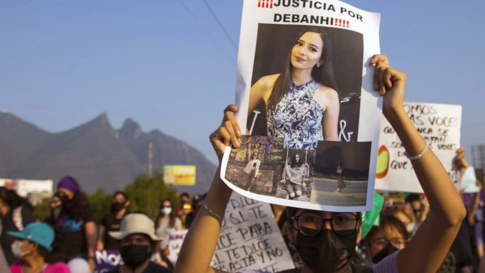 متظاهر يحمل صورة للطالبة ديبانهي إسكوبار البالغة من العمر 18 عامًا والتي أثارت وفاتها في شمال المكسيك موجة من الغضب