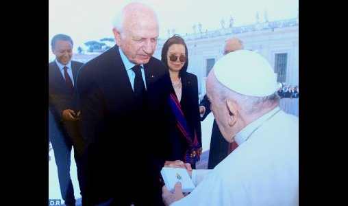 البابا فرانسي لدى استقباله اندريه ازولاي مستشار ملك المغرب 