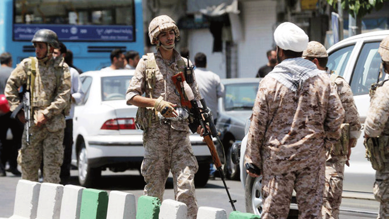 عناصر من الحرس الثوري الإيراني يؤمنون المنطقة خارج البرلمان الإيراني.