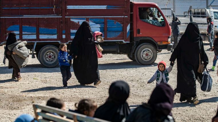نساء وأطفال خلال إعادة قسم من المتواجدين في مخيم الهول إلى ديارهم في 20 فبراير 2021