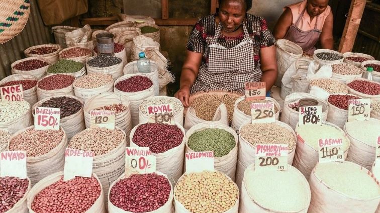 امرأة تبيع الحبوب في نيروبي في كينيا في 16 مارس 2022