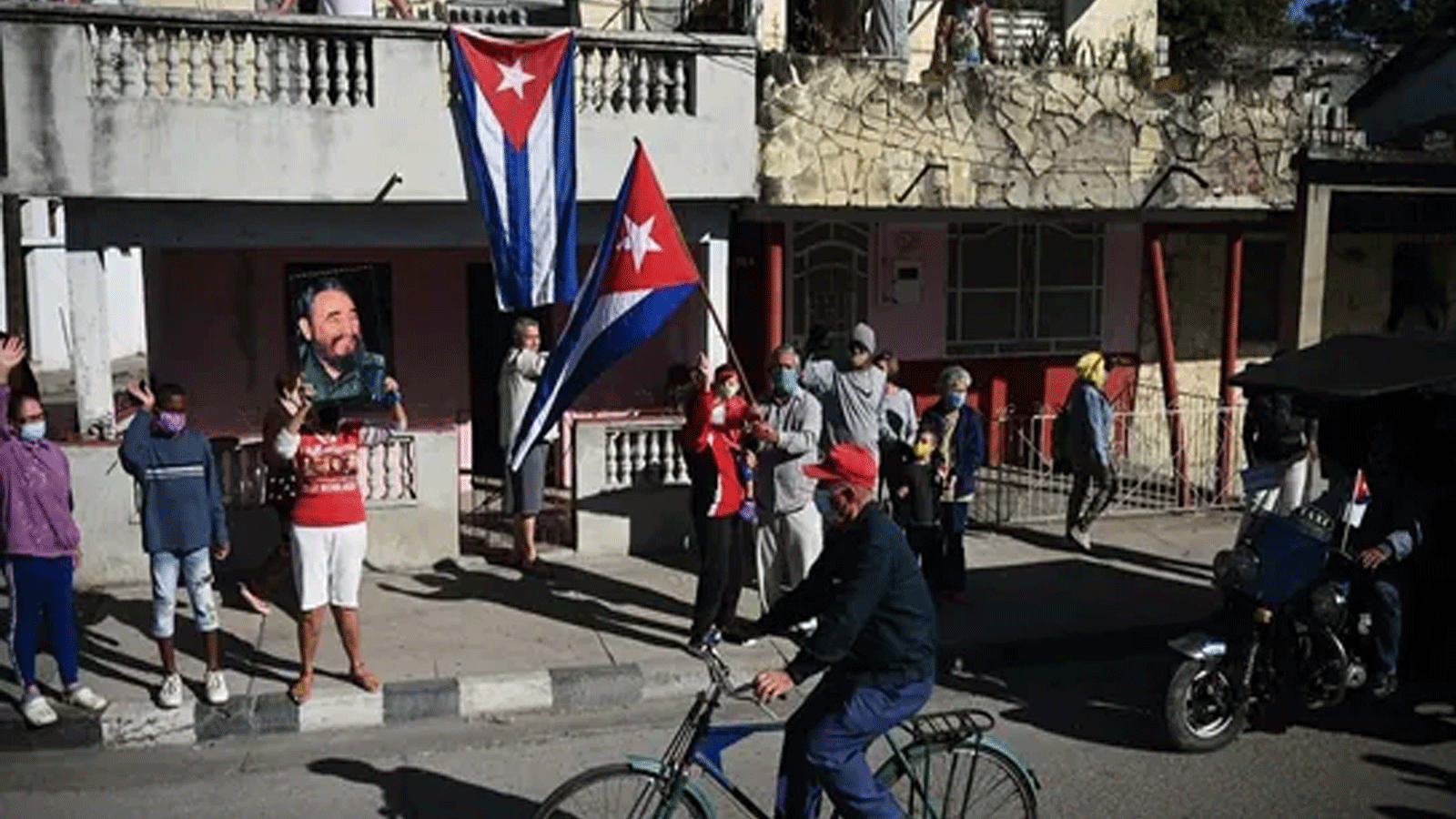  امرأة تحمل صورة الزعيم الكوبي فيدل كاسترو، خلال احتجاج على الحظر الأميريكي المفروض على كوبا، في سانتا كلارا، كوبا.