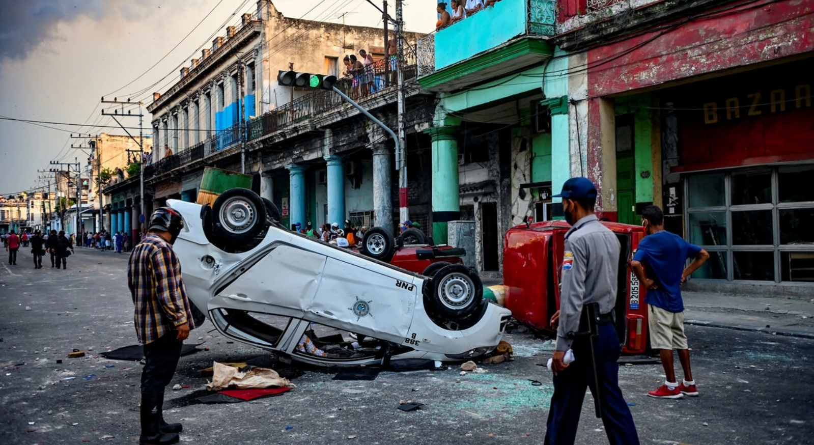 سيارات تابعة للشرطة مقلوبة جرّاء تظاهرة في هافانا ضدّ الرئيس الكوبي في 11 يوليو 2021