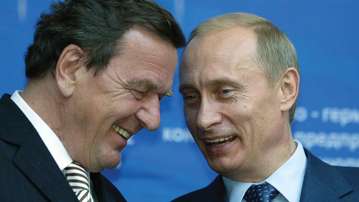 صورة ملف التقطت في 8 يوليو 2004 للرئيس الروسي فلاديمير بوتين ثم المستشار الألماني جيرهارد شرودر في موسكو
