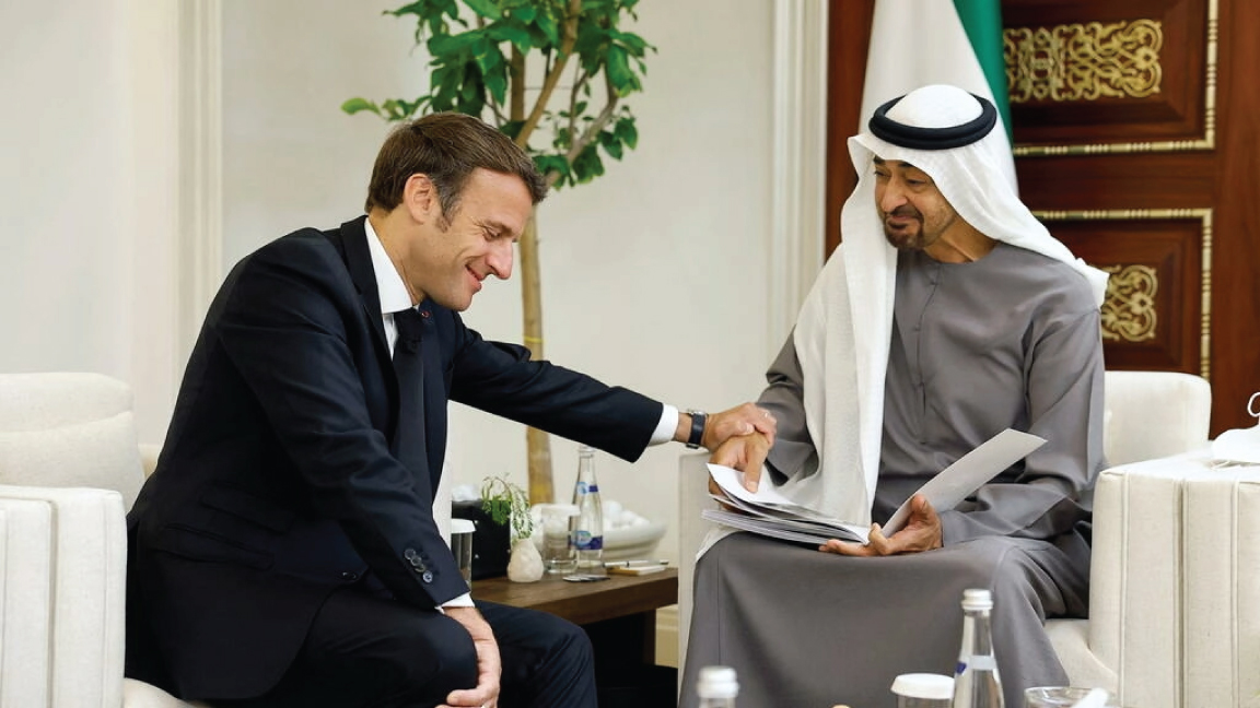 الرئيس الفرنسي إيمانويل ماكرون (يسار) يلتقي رئيس الإمارات الجديد الشيخ محمد بن زايد آل نهيان في قصر المشرّف في أبوظبي في 15 مايو 2022