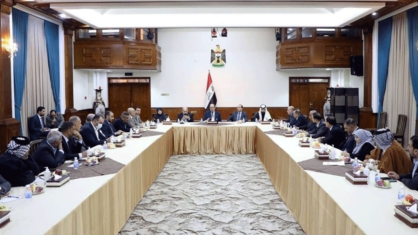 قادة الإطار الشيعي العراقي المالي لإيران خلال اجتماع لبحث الأزمة السياسية في البلاد (تويتر)