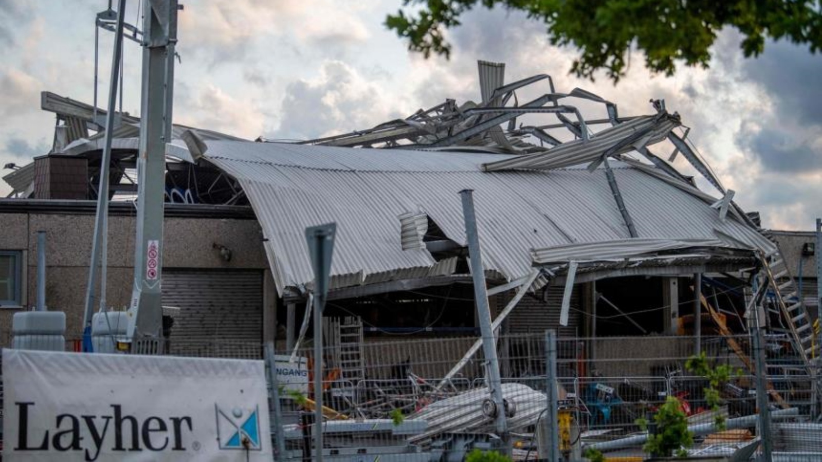 مبنى مدمر في بادربورن غربي ألمانيا بعد عاصفة في 20 مايو 2022