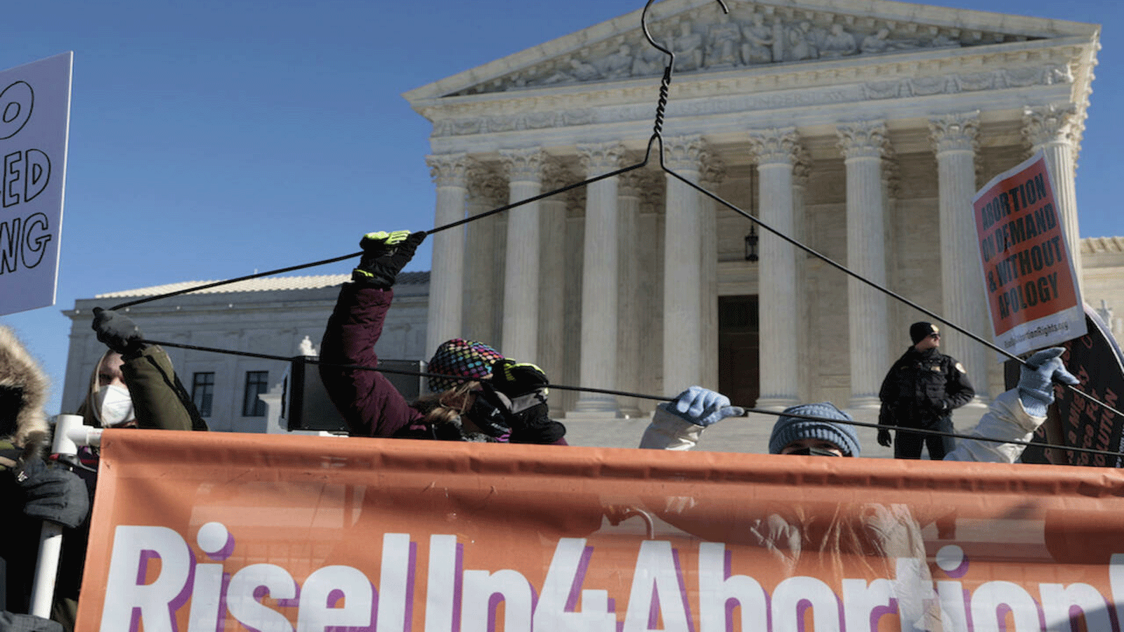 أميركيون يرفعون اللافتات أمام المحكمة العليا دفاعاً عن حق المرأة بالإجهاض