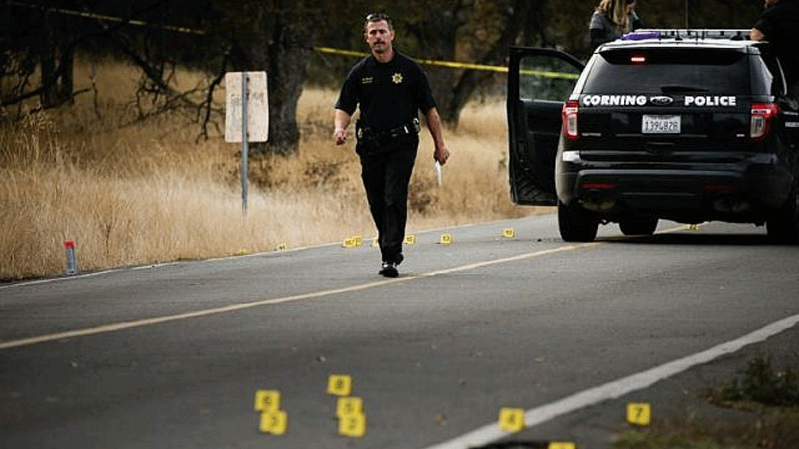 ضابط إنفاذ القانون يقف على مسرح جريمة بعد إطلاق النار في كاليفورنيا