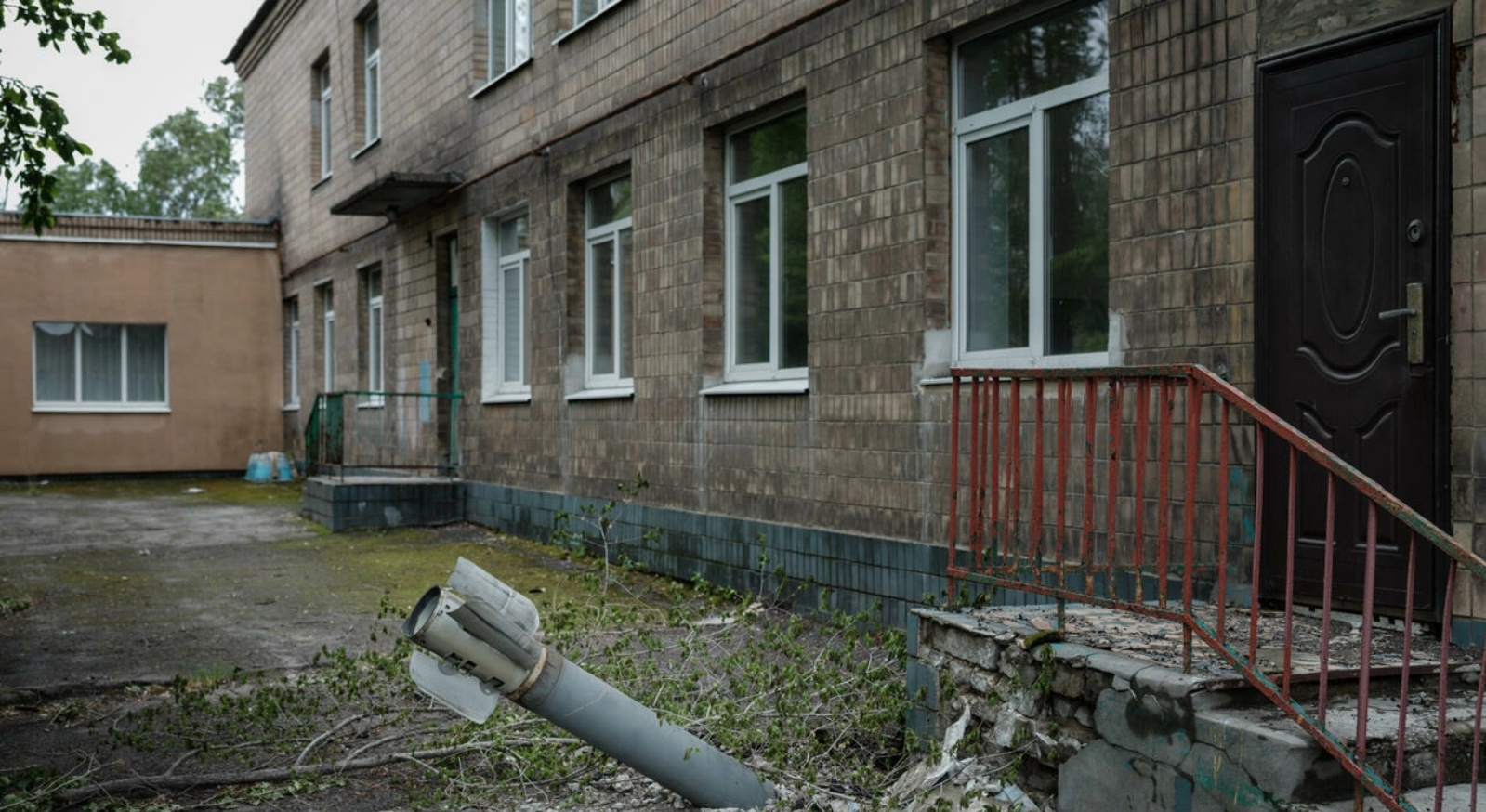 صاروخ لم ينفجر في ليسيتشانسك في دونباس بشرق أوكرانيا في 14 مايو 2022