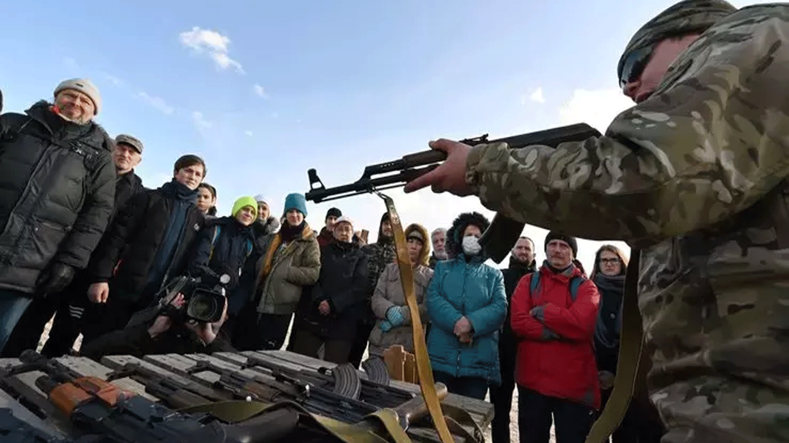 السكان يحضرون تدريبًا مفتوحًا للمدنيين من قبل قدامى المحاربين والمتطوعين الذين يقومون بتدريس التعامل مع الأسلحة الأساسية والإسعافات الأولية في كييف 