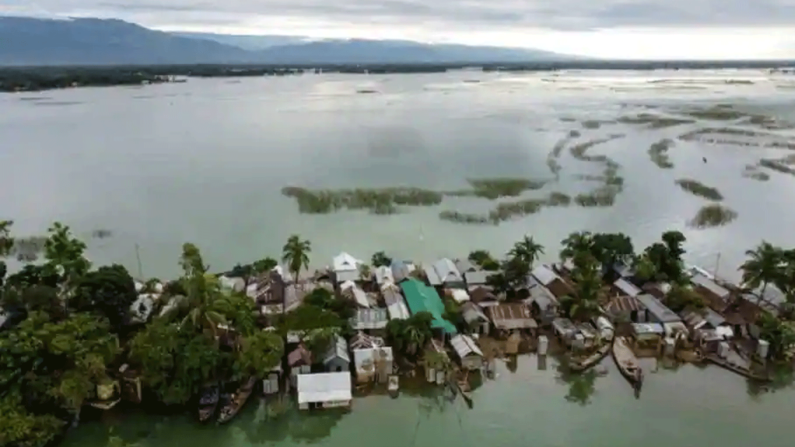 لقطة من الفيضانات في بنغلاديش 