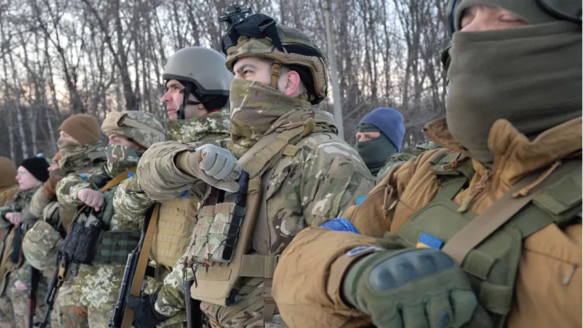 أعضاء في كتيبة آزوف يصلون قرب مدينة خاركيف الأوكرانية