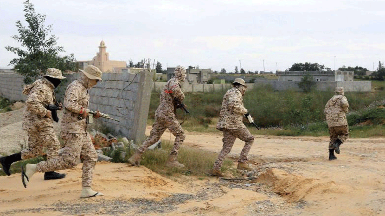 عناصر من تحالف ميليشيا يجرون دوريات في جنوب العاصمة الليبية.