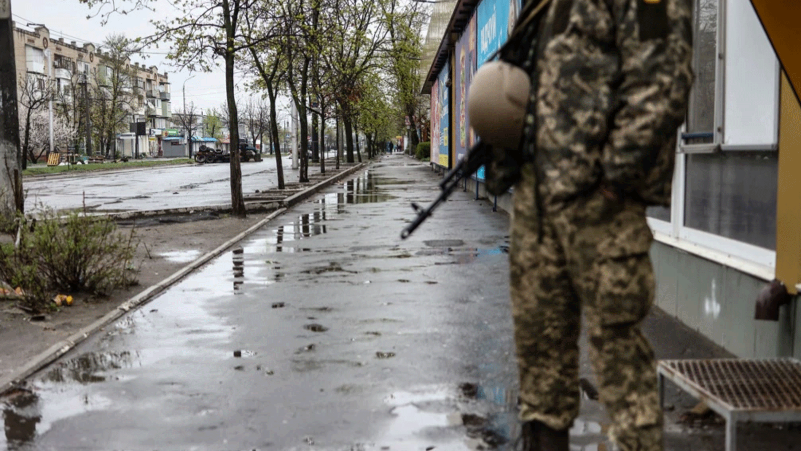  جندي يقف في شارع في سيفيرودونتسك، في منطقة دونباس بشرق أوكرانيا، في 13 أبريل 2022 
