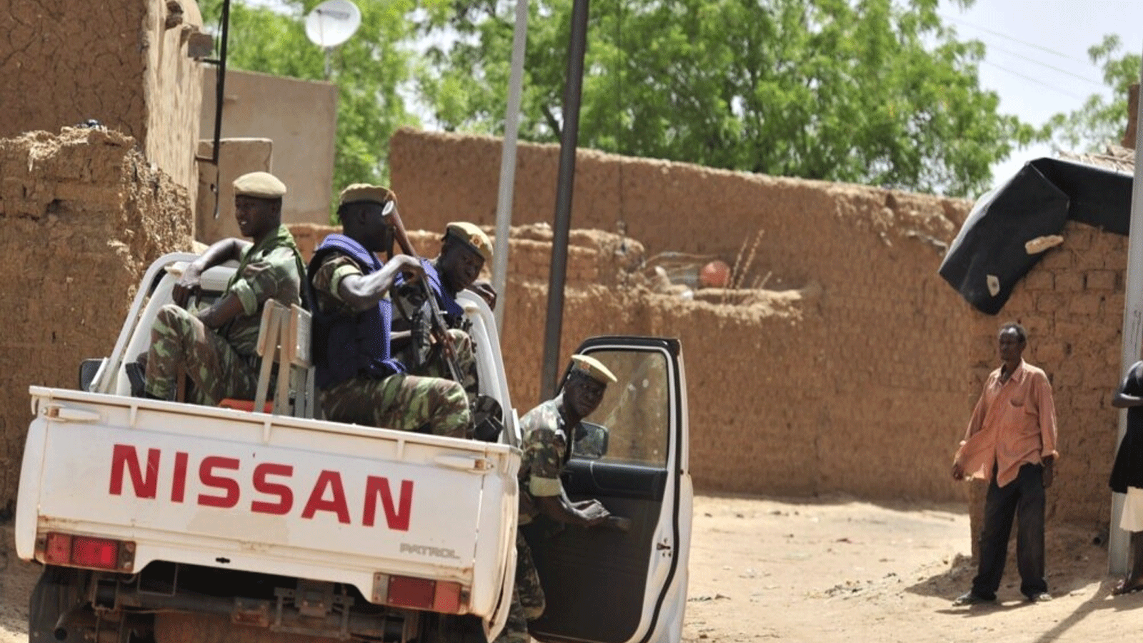 جنود من بوركينا فاسو يجلسون في سيارة دورية في غوروم غوروم