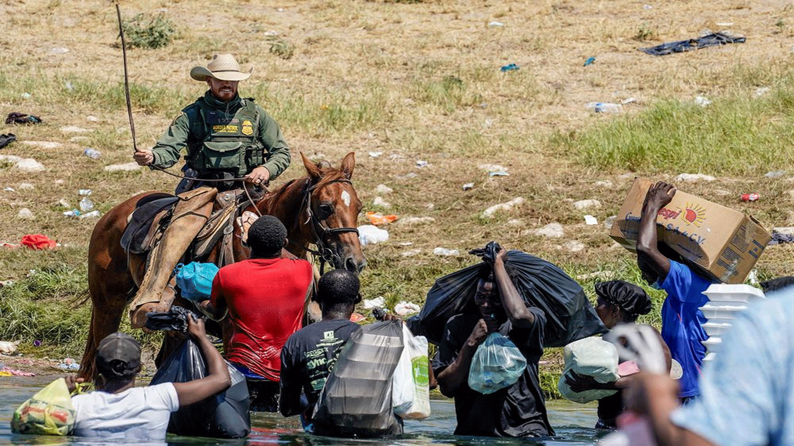 دوريات الحدود الأميركية تحاول منع المهاجرين الهايتيين من دخول معسكر على ضفاف نهر ريو غراندي في ديل ريو ، تكساس