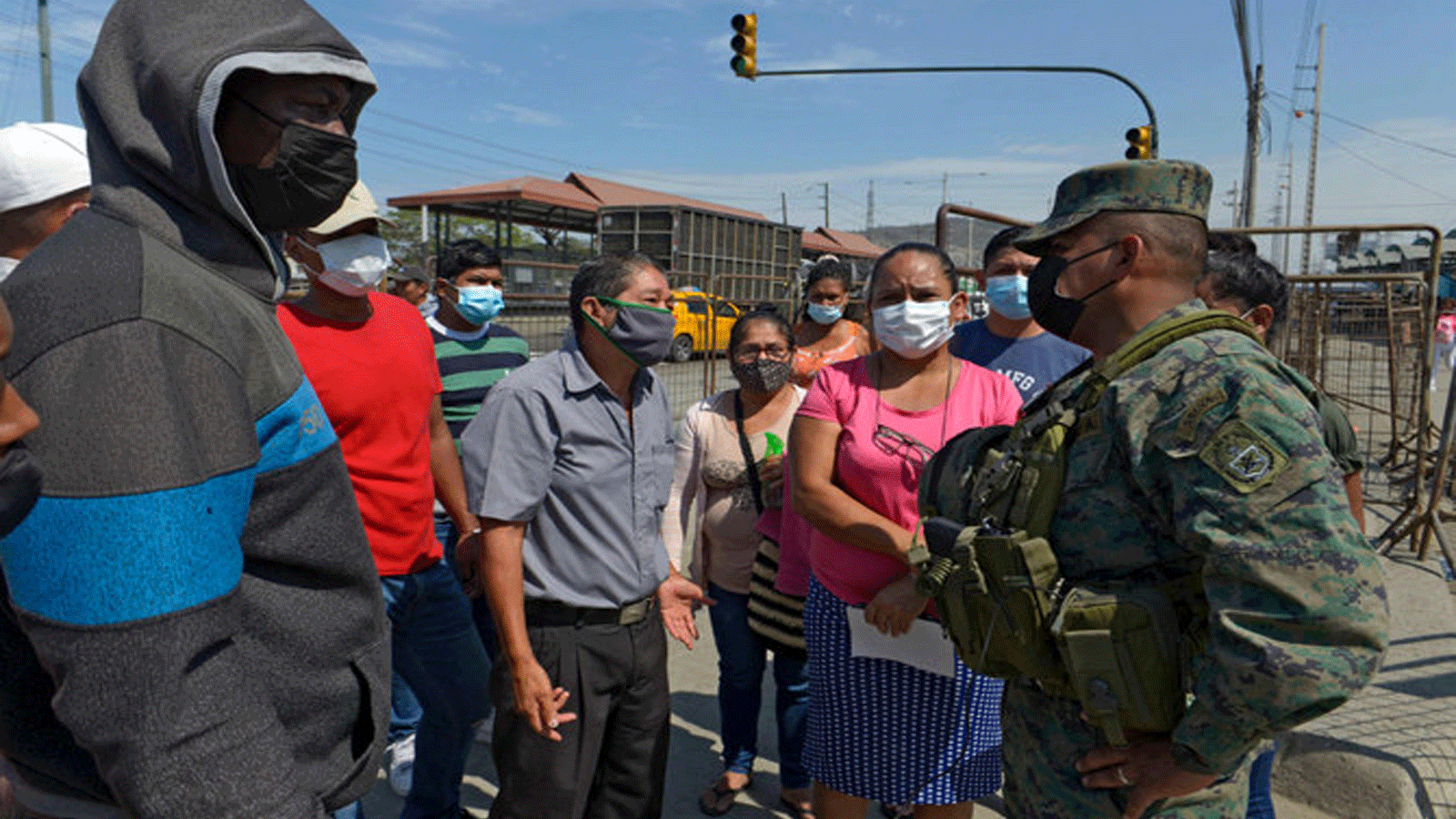 أقارب السجناء يتحدثون مع جندي أثناء انتظارهم للمعلومات خارج سجن في غواياكيل ، الإكوادور، في 29 أيلول\سبتمبر 2021، بعد وقوع أعمال شغب.