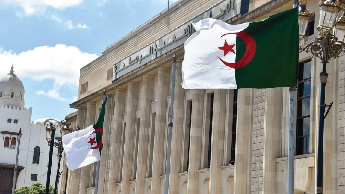 أعلام الجزائر ترفرف أمام مبنى المجلس الشعبي الوطني (البرلمان) في العاصمة الجزائر، في 10 سبتمبر 2020