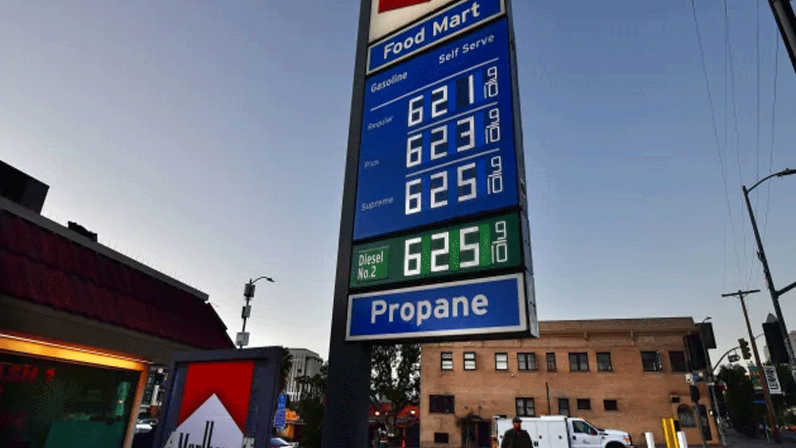 بلغت أسعار الغاز أكثر من 6 دولارات للغالون الواحد في محطة بنزين في لوس أنجلوس، كاليفورنيا في 23 شباط\ فبراير 2022.