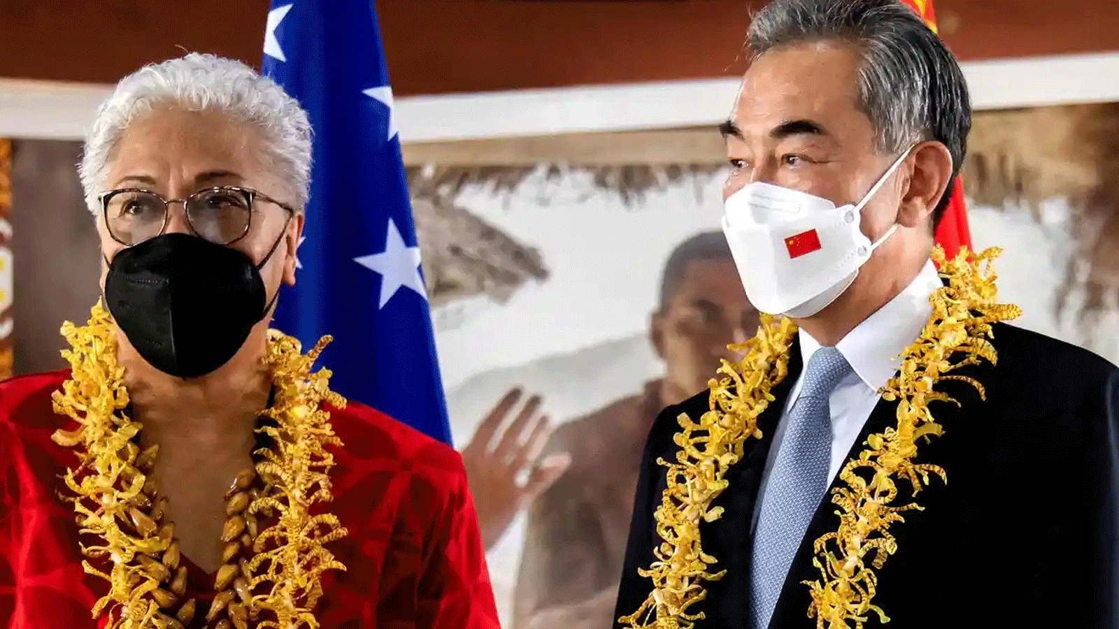 وزير الخارجية الصيني وانغ يي (يمين) ورئيس وزراء ساموا فيامي نعومي ماتافا يحضران حفل توقيع اتفاقية بين البلدين في آبيا