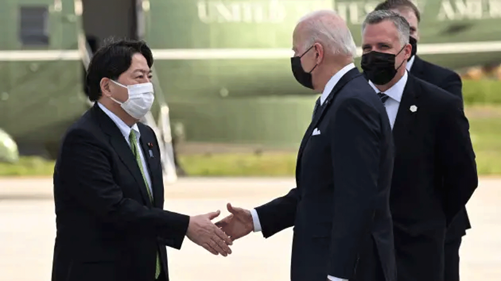 وزير الخارجية الياباني يوشيماسا هاياشي يستقبل الرئيس الأميركي جو بايدن لدى وصوله إلى قاعدة يوكوتا الجوية في فوسا بمحافظة طوكيو في 22 أيار\مايو 2022.