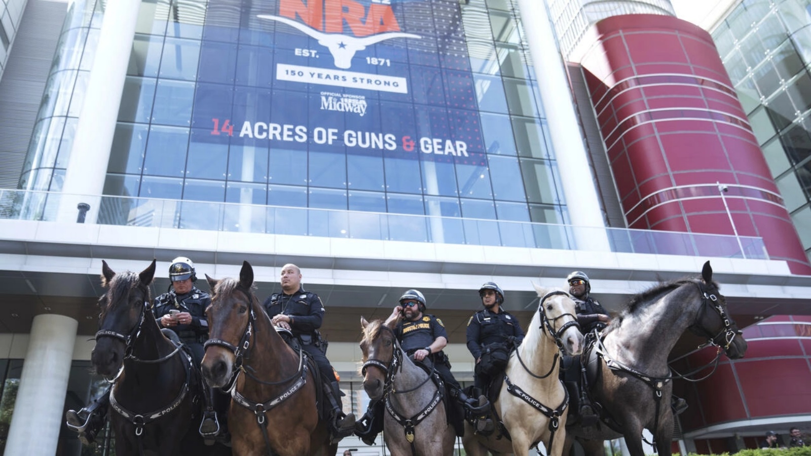 عناصر من الشرطة الأميركيّة أمام مقرّ انعقاد مؤتمر الجمعية الوطنية للوبي الأسلحة في تكساس في الولايات المتحدة بتاريخ 27 مايو 2022