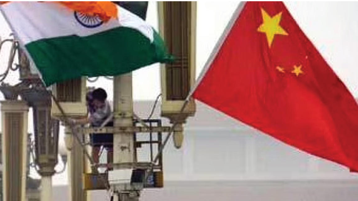 العلمان الصيني والهندي على الخط الحدودي الفاصل بين البلدين