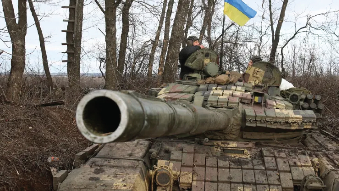 جنديان أوكرانيان يتحدثان فوق دبابة بعد معركة ضد القوات الروسية والانفصاليين المدعومين من روسيا بالقرب من قرية زولوتي بمنطقة لوغانسك في 6 مارس 2022