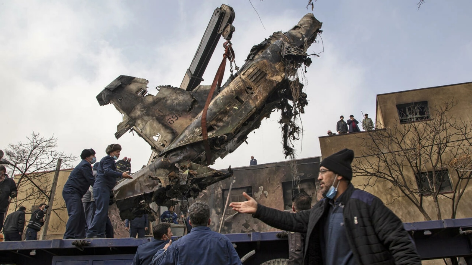 حطام طائرة عسكرية إيرانية أثناء رفعه من مكان سقوطها في مدينة تبريز في 21 فبراير 2022
