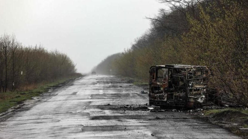 عربة محترقة على طريق مقفر في منطقة دونباس بشرق أوكرانيا