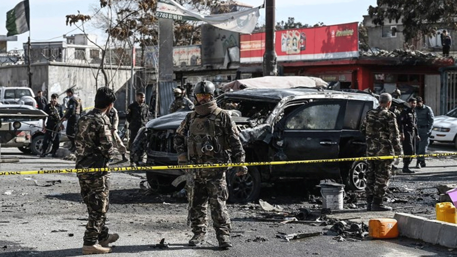 أفراد الأمن يستطلعون موقع أحد التفجيرات في كابول.