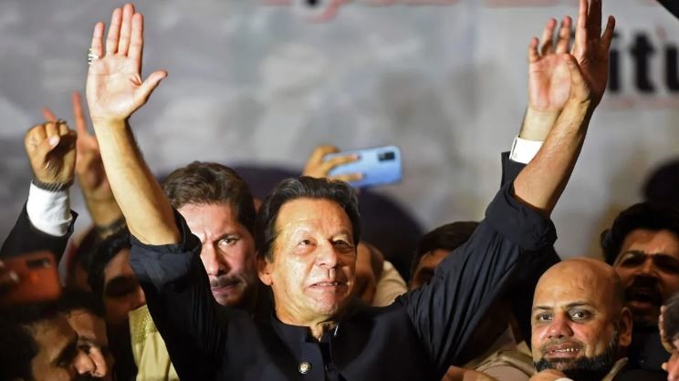 رئيس الوزراء الباكستاني السابق عمران خان (وسط الصورة) يشير خلال مؤتمر للمحامين في لاهور في 18 مايو 2022