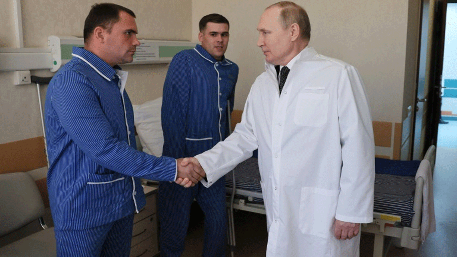 الرئيس الروسي فلاديمير بوتين يتفقد الجنود الجرحى