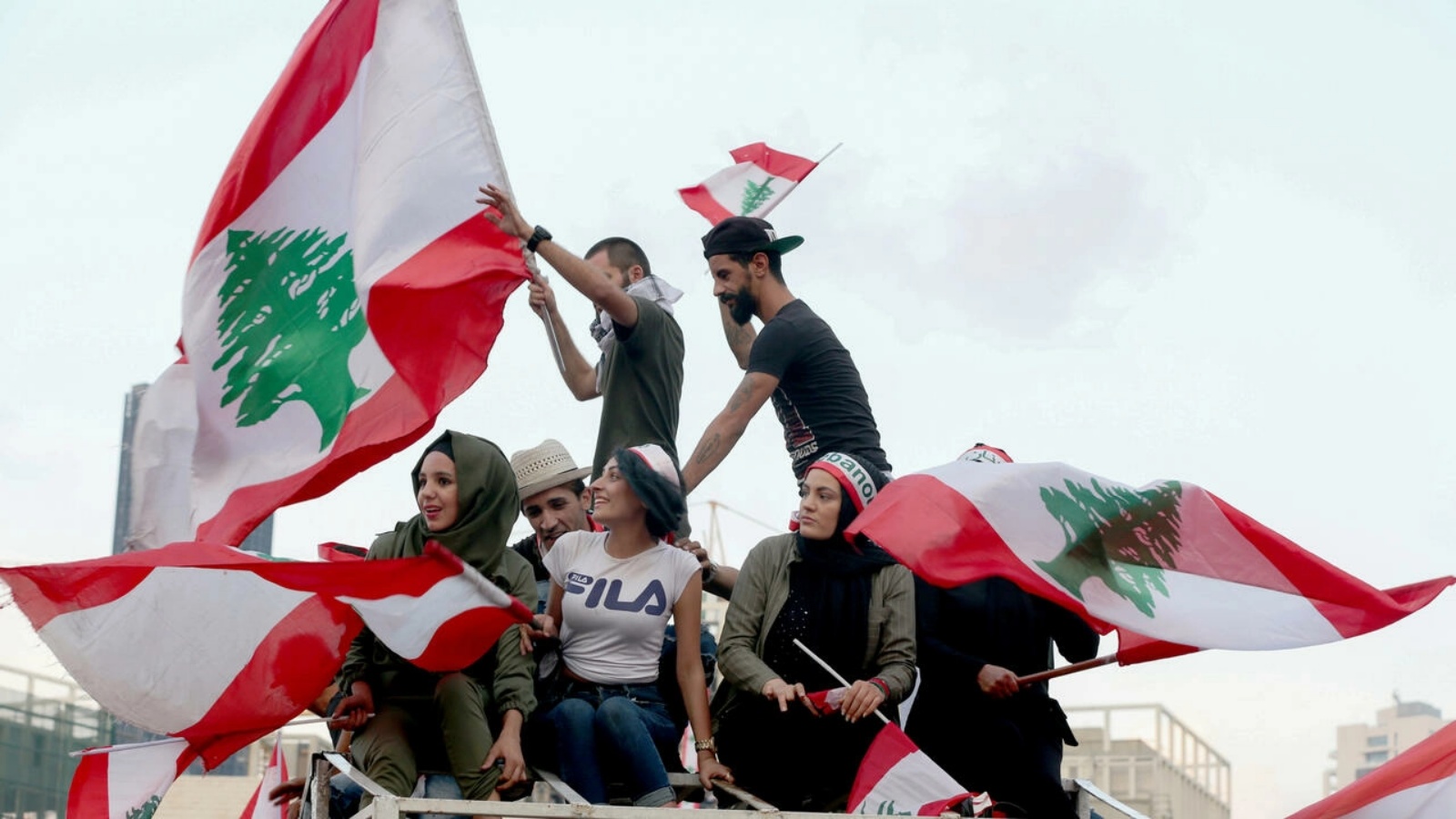متظاهرون لبنانيون شباب في 20 أكتوبر 2019 في بيروت خلال الحركة الاحتجاجية ضد الطبقة السياسية