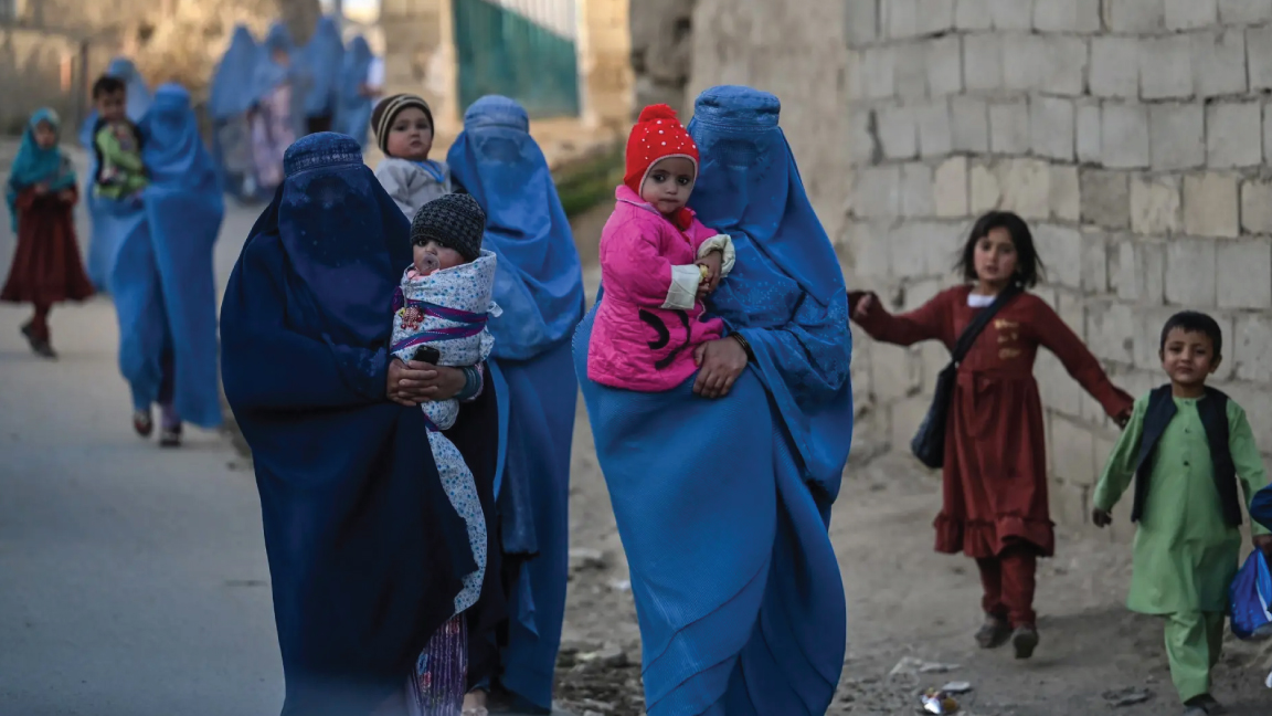 أفغانيات تغطين بالبرقع الأزرق الأفغاني