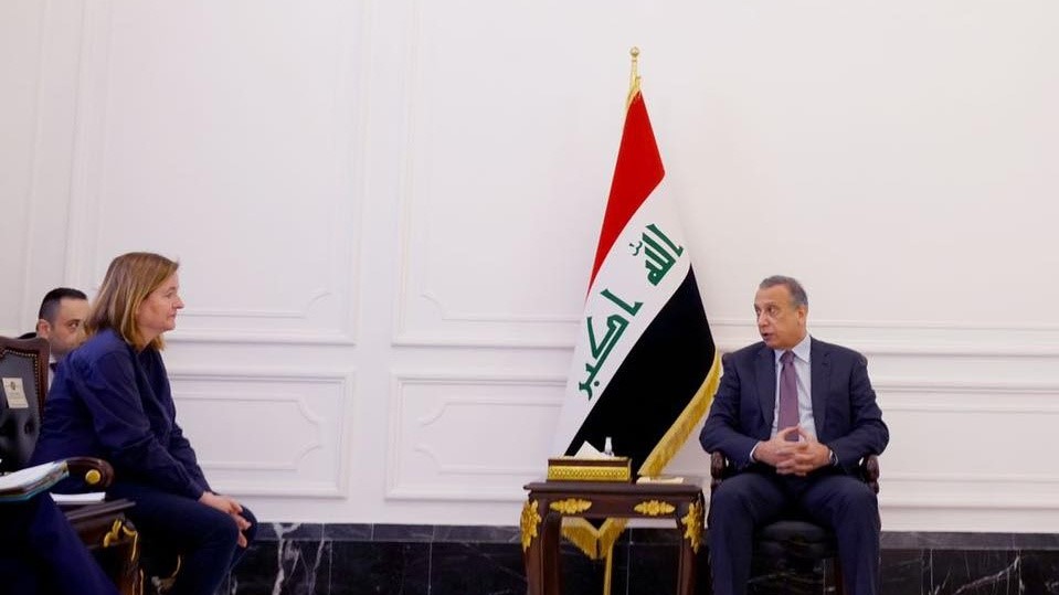 الكاظمي مجتمعا في بغداد مع رئيسة لجنة الأمن والدفاع في البرلمان الاوروبي ناتالي لويزو، الاثنين 23 مايو 2022