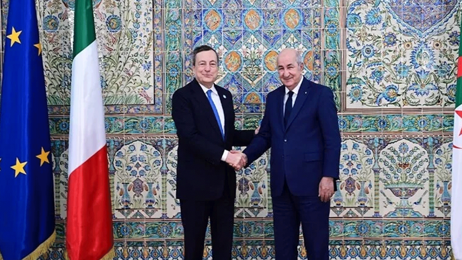 الرئيس الجزائري عبدالمجيد تبون يصافح رئيس الوزراء الايطالي ماريو دراغي
