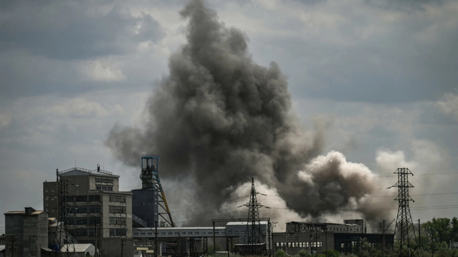 سحب الدخان تتصاعد من مصنع سوليدار بعد ضربة في منطقة دونباس في 24 مايو 2022 في اوكرانيا