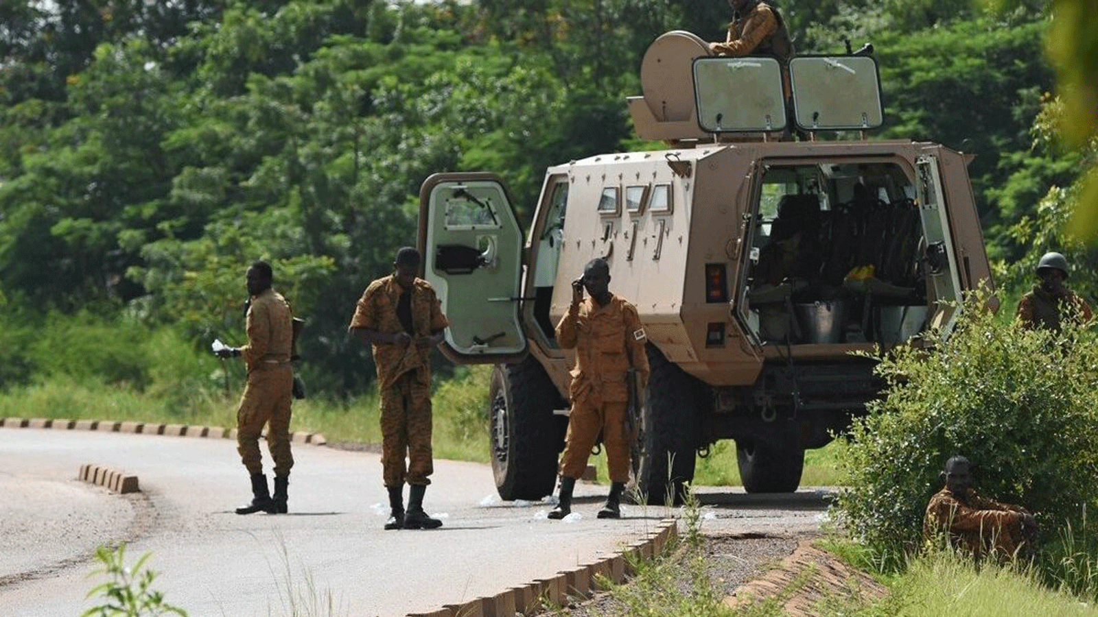 جنود يقومون بدورية في بلدة في بوركينا فاسو