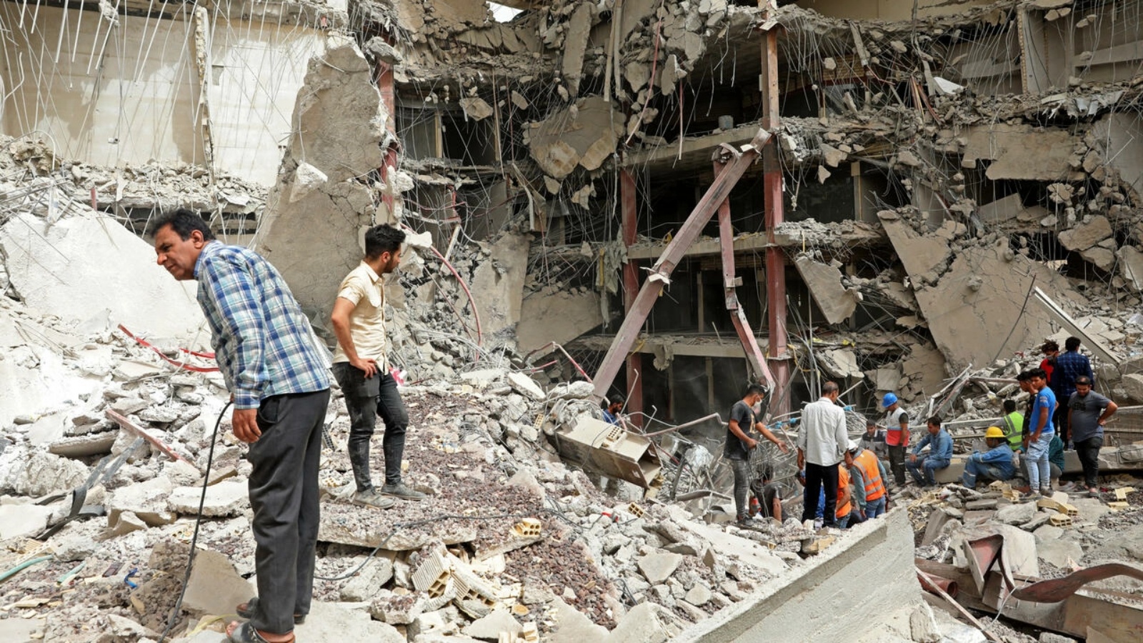 انهيار جزء كبير من مبنى متروبول قيد الانشاء في حنوب غرب ايران في 24 مايو 2022