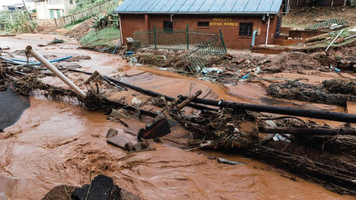 المنازل والبنية التحتية للطرق المتضررة شوهدت بعد هطول أمطار غزيرة في أمدلوتي ، جنوب إفريقيا، في 22 مايو 2022