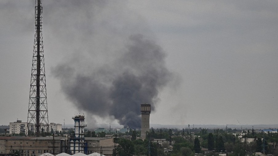 سحب الدخان متصاعدة في أجواء سيفيرودونيتسك نتيجة القصف الروسي المستمر