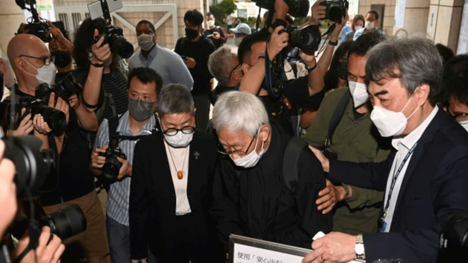 الكاردينال زين (وسط)، أحد كبار رجال الدين الكاثوليك في آسيا، يصل إلى المحكمة مع الناشطة المؤيدة للديمقراطية والمحامية مارغريت نج (يسار الوسط) في هونغ كونغ في 24 أيار\مايو 2022 بعد أن تم القبض عليهم بتهمة 