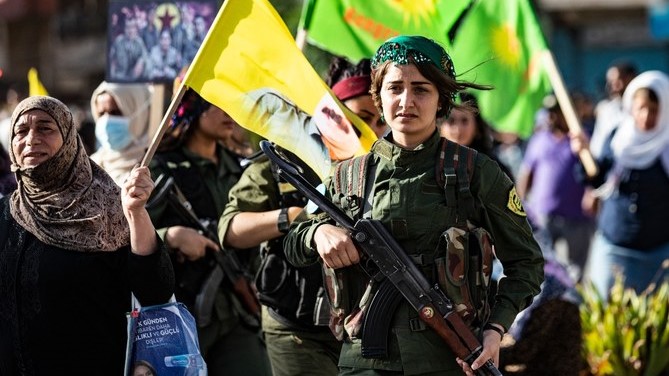 مقاتلة كردية من حزب العمال الكردستاني الذي تصنفه أنقرة حزبًا إرهابيًا وتحاربه في شمال العراق وفي سوريا