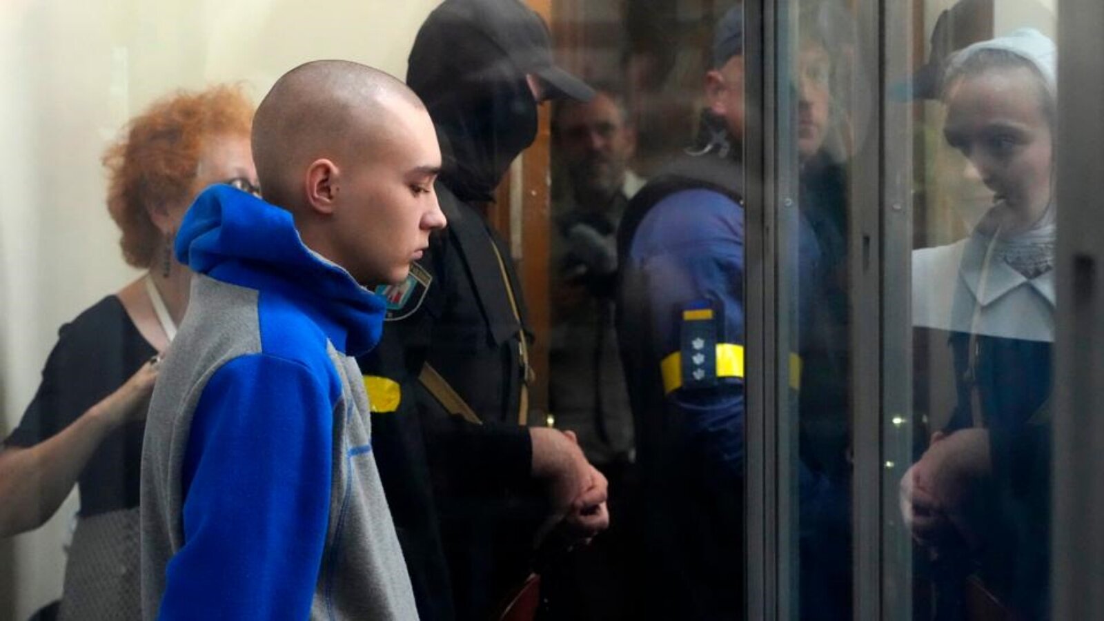 في مواجهة عقوبة السجن المؤبد، ينظر الجندي الروسي نحو الأرض بينما يقرأ المدعي العام التهم الموجهة إليه باللغة الأوكرانية