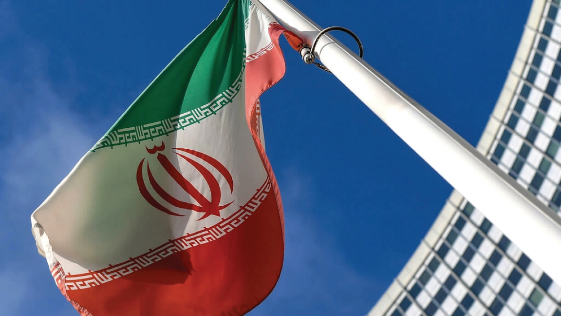 علم إيران خارج مقر الوكالة الدولية للطاقة الذرية في فيينا خلال اجتماع مجلس حكام الوكالة في الأول من مارس 2021